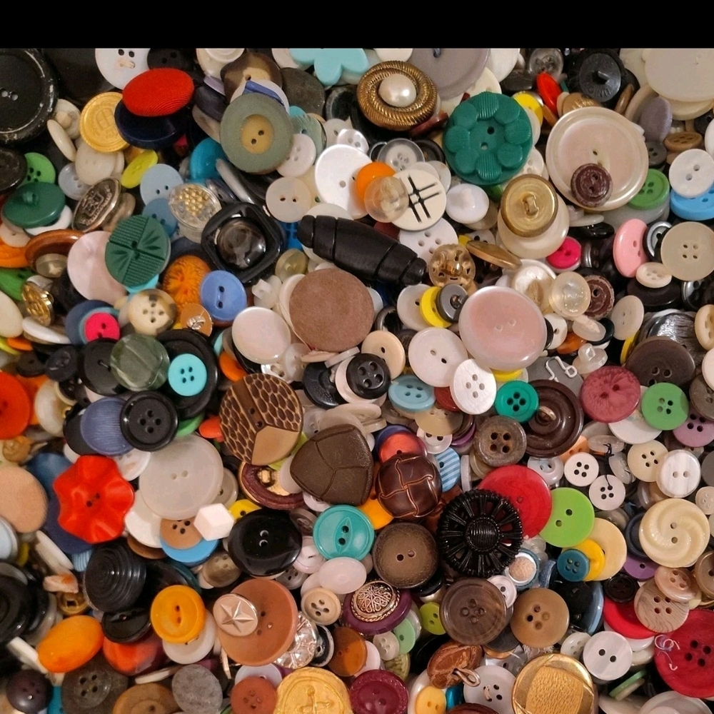 Assorted Colorful Buttons 12 Oz (~600 Pieces)